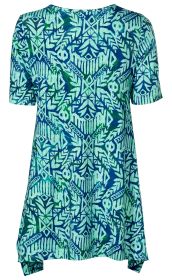 Viskose-Shirt mit kurzem Arm, weit geschnittener Passform, allover geometrisches Muster in Blau- und Grüntönen, abgerundeter Saum, rechteckiger Halsausschnitt, locker fallender Stoff