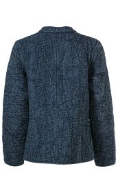 Baumwoll-Jacke in dunkelblau mit Allover abstraktem, linearem Muster, lange Ärmel, Stehkragen, sichtbare Nähte und leichte Steppung, Rückansicht auf weißem Hintergrund