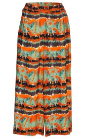 Viskose-Hose in weitem Schnitt mit elastischem Bund, gemustert mit horizontalen Streifen in Orange, Türkis, Schwarz und Weiß, leichte knitteroptische Textur, fließender Stoff