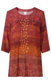Viskose-Bluse mit Rundhalsausschnitt, 3/4-Ärmeln und abstraktem, mehrfarbigem Muster in Rot-, Orange- und Brauntönen mit Kreis- und Linienmotiven