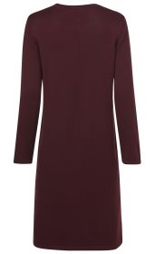 Baumwoll-Mix-Kleid in Dunkelrot, gerade geschnitten, langärmlig, knielang, aus weichem, einfarbigem Stoff, abgebildet von hinten, ohne Muster oder Verzierungen