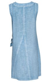 Hellblaues ärmelloses Baumwoll-Kleid mit rundem Ausschnitt, leichter Struktur und Seitenschleife, gerader Schnitt, Rückansicht