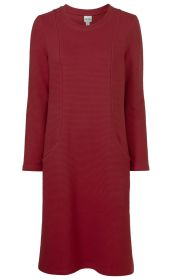 rotes langärmliges Baumwoll-Kleid mit Rundhalsausschnitt und feiner Rippstruktur, knielang, taillierter Schnitt mit vertikalen Ziernähten, schlichtes Design ohne Muster oder Applikationen