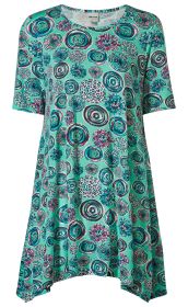 Viskose-Mix-Shirt in türkis mit buntem, kreisförmigem Muster in Blau, Rosa und Schwarz, kurzärmelig, rundem Ausschnitt, fließender A-Linien-Schnitt, lässige Passform
