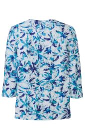 Rückansicht eines Baumwoll-Mix-Shirts mit blau-türkis-lila floralem Allover-Muster, 3/4-langen Ärmeln und lockerem, hüftlangem Schnitt auf weißem Hintergrund