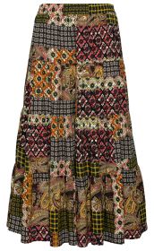 Viskose-Rock mit buntem Patchwork-Muster aus floralen und paisley Elementen in Orange, Gelb, Rot, Schwarz und Weiß, mittellang, leicht ausgestellt, elastischer Bund, weich fallender Stoff