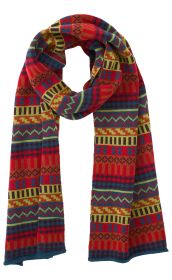 bunter gestrickter Schal mit geometrischen Mustern in rot, blau, grün und orange, länglich und locker geschlungen, verschiedene Zickzack- und Rechteckmuster, textile Struktur sichtbar