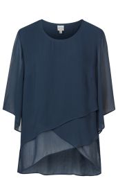 dunkelblaue Viskose-Bluse mit transparenten 3/4-Ärmeln, rundem Ausschnitt, mehrlagigem asymmetrischem Saum und leichter, fließender Stoffqualität