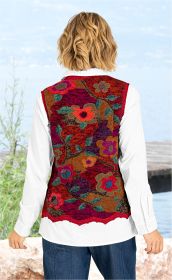 Frau von hinten, trägt rote Alpaka-Weste mit bunten Blumenmustern über weißer Bluse und blauen Jeans, im Hintergrund See und Steg bei bewölktem Himmel