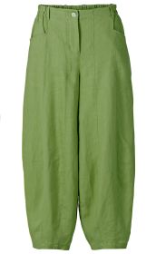 Grüne Leinen-Hose mit elastischem Bund, Knopfverschluss vorne, seitlichen Eingrifftaschen und weitem, locker fallendem Bein.