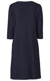 Baumwoll-Kleid in Dunkelblau, Rückenansicht, strukturiertes Rippmuster, 3/4-lange Ärmel, knieumspielende Länge, gerade geschnittenes Design ohne Verzierungen oder Muster