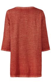 Rückansicht einer roten Baumwoll-Bluse mit halbnahen Ärmeln, strukturiertem, leicht gemustertem Stoff, locker geschnitten, ohne sichtbare Knöpfe oder Verzierungen, minimalistisches Design