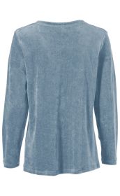 Rückansicht eines hellblauen, langärmligen, unifarbenen Shirts aus weich wirkendem Stoff mit Rundhalsausschnitt und geradem Saum