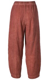 Viskose-Mix-Hose in rostrot mit elastischem Bund, weitem Bein und strukturierter, leicht glänzender Oberfläche, lässiger Schnitt und knöchellang.