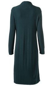 Dunkelgrünes Baumwoll-Mix-Kleid mit langen Ärmeln und leicht strukturiertem, senkrechtem Rippenstrickmuster, Rückansicht, knielang, schlichter Rollkragen, gerade geschnitten