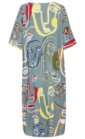 Viskose-Kaftan mit lockerem Schnitt, blaugrauer Grundfarbe, abstraktem Muster aus farbigen, skizzenhaften Gesichtern und Formen in Gelb, Rot, Blau, Grün, Braun und Weiß, halblange Ärmel, Rückenansicht