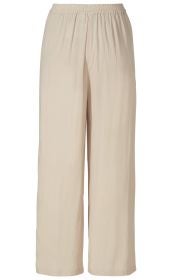 Beige weite Viskose-Hose mit elastischem Bund, leicht strukturierte Oberfläche, lange Beinlänge, legere Passform, ohne sichtbare Taschen oder Verzierungen, schlichtes und elegantes Design.