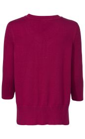 Rückenansicht eines roten Baumwoll-Mix-Pullovers mit rundem Ausschnitt, 3/4-langen Ärmeln und gerippten Bündchen an Ärmeln und Saum.