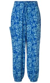 blaue Viskose-Hose mit elastischem Bund und Beinabschlüssen, hellblaues florales Muster, lockere Passform, eine seitliche Tasche sichtbar, leichte Sommerhose