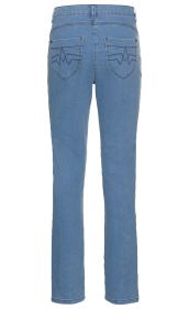 Hellblaue Baumwoll-Mix-Hose, Rückansicht, gerade geschnitten, zwei aufgesetzte Gesäßtaschen mit Zierstich in dunklem Garn, Gürtelschlaufen, mittige Naht hinten, schlichtes Design