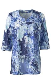 Baumwoll-Mix-Bluse mit 3/4 Ärmeln und blau-weiß abstraktem Aquarellmuster, Rundhalsausschnitt mit kleinem V-Schlitz, lockere Passform, Rückenlänge etwa hüftlang
