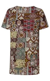 Baumwoll-Mix-Kleid mit kurzen Ärmeln, rechteckigem Schnitt, Patchwork-Muster in Braun, Grün, Beige und Rot mit floralen und geometrischen Elementen