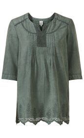 dunkelgrüne Baumwoll-Bluse mit 3/4-Ärmeln, Rundhalsausschnitt mit kleinem V, gehäkelter Spitze am Saum, feine Stickerei oberhalb des Saums und dekorative Biesen am Vorderteil