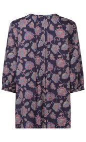 Hinteransicht einer dunkelblauen Modal-Bluse mit 3/4-Ärmeln und pastellfarbigem, floralen Muster in Rosa, Beige und Hellblau, mit dekorativen Stofffalten in der Rückenmitte und Knöpfen an den Ärmelenden.