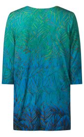 Rückansicht eines Viskose-Mix-Shirts mit dreiviertellangen Ärmeln, blau-grünem Hintergrund und abstraktem, schmalem Blattmuster in dunklen und hellen Grüntönen