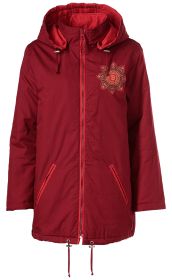 rote Baumwoll-Jacke mit Kapuze, Reißverschluss vorne, zwei eingelassenen Taschen, Zugbändern am Saum, dekorativem Blumenmotiv auf der linken Brustseite, innen und außen rot gefüttert