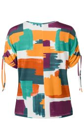 Rückansicht eines kurzärmligen Viskose-Mix-Shirts mit abstraktem, buntem Muster in Orange, Grün, Lila und Dunkelblau, seitlich zusammengezogene Ärmel mit Kordelzügen, runder Ausschnitt, lockere Passform