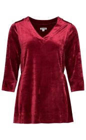 Damen Viskose-Shirt in glänzendem bordeauxrot mit 3/4-Ärmeln und V-Ausschnitt, leicht ausgestellter Schnitt, weiche samtartige Oberfläche, locker sitzend, ohne Muster oder Verzierungen