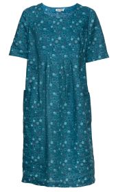 Blaues Leinenkleid mit kurzem Ärmel, rundem Halsausschnitt, geraffter Taille, seitlichen Taschen und kleinem Muster aus hellblauen und grauen Kreisen
