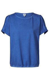 Blaues Baumwoll-Mix-Shirt mit kurzem Ärmel, Rundhalsausschnitt, elastischem Saum und dekorativen Naht- und Knopfdetails an den Ärmeln, schlicht und casual gestaltet.