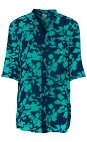 Viskose-Bluse mit dunkelblauem Grund und türkisem floralem Muster, halblange Ärmel, durchgehende Knopfleiste, leichter, fließender Stoff, legerer Schnitt ohne Kragen