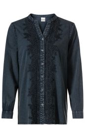 Dunkelblaue Baumwoll-Bluse mit langen Ärmeln, V-Ausschnitt, Knopfleiste, feiner floraler Stickerei entlang der Knopfleiste und enganliegendem Ärmelbündchen.