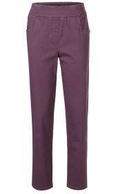 Baumwoll-Mix Hose in dunklem Flieder, gerade geschnitten, elastischer Bund ohne Verschluss, seitliche Eingrifftaschen mit Metallnieten, dezente Nahtdetails, knöchellang