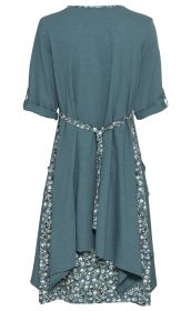Baumwoll-Kleid hinten, taubenblau mit halblangen Ärmeln, Gürtel mit floralem Muster, asymmetrischer Saum, floraler Innenstoff sichtbar, lässiger Schnitt, locker fallend