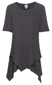 Dunkelgraues Baumwoll-Shirt mit kurzen Ärmeln, Rundhalsausschnitt und asymmetrischem Zipfelsaum, locker geschnitten.