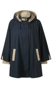 Dunkelblaue Baumwoll-Jacke mit beiger Kapuzeninnenseite, langen Ärmeln, beige Akzenten an den Taschen und Ärmelenden, Knopf- und Reißverschluss vorne, locker geschnittene Passform, neutraler Hintergrund.