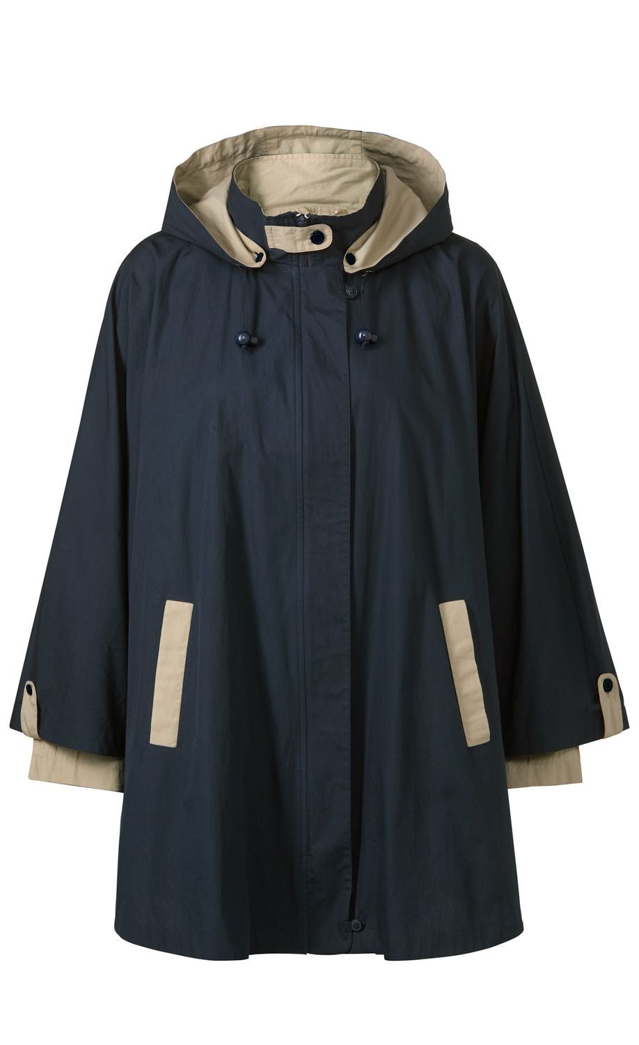 Dunkelblaue Baumwoll-Jacke mit beiger Kapuzeninnenseite, langen Ärmeln, beige Akzenten an den Taschen und Ärmelenden, Knopf- und Reißverschluss vorne, locker geschnittene Passform, neutraler Hintergrund.