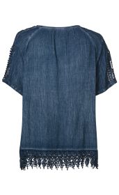 Dunkelblaue Viskose-Bluse mit kurzen Ärmeln, feiner Struktur, Spitzenbesatz am Saum und Ärmeln, Rundhalsausschnitt, lockerer Schnitt, Rückansicht