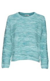 türkisfarbener Baumwoll-Pullover mit Rundhalsausschnitt, langärmlig, feines Strickmuster mit horizontalen, offenen Lochstreifen, leichte Melierung in verschiedenen Türkistönen, gerader Schnitt