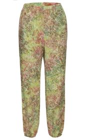 Viskose-Hose mit elastischem Bund und Bündchen, mehrfarbiges florales Muster in grün, rot, gelb und braun, locker geschnitten, leicht glänzender Stoff