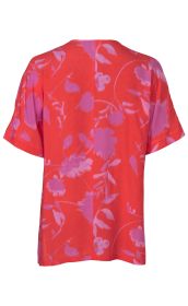 Rückansicht einer rot-lila gemusterten Viskose-Tunika mit kurzem Ärmel und floralem Design, gerade geschnitten und mit gerollten Ärmelsäumen