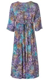 Viskose-Kleid in lila, blau, grün und braun mit floralem Batikmuster, 3/4-Ärmeln, Taillengürtel und schwingendem Rock, Rückansicht auf weißem Hintergrund