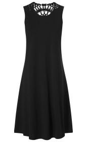 Schwarzes ärmelloses Baumwoll-Kleid mit weitem Schnitt und kunstvoll gehäkeltem Rundhalsausschnitt hinten, knielang, schlicht und elegant.