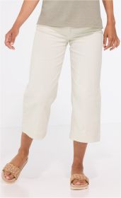 Frau trägt helle Baumwoll-Mix-Hose in 3/4-Länge mit weitem Bein, dazu beige Sandalen mit geflochtenem Riemen und graues Oberteil, Weißer Hintergrund