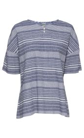 Blau-weiß gestreifte Baumwoll-Bluse mit kurzen Ärmeln, Rundhalsausschnitt mit Knopfleiste vorne, lockere Passform, leichte Struktur, casual Design