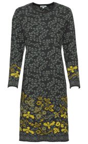 dunkelgraues Baumwoll-Kleid mit langem Arm, Rundhalsausschnitt, allover floralem Muster in Hellgrün, breiter Blumenbordüre in Gelb und Grün am Saum und Ärmeln, figurbetonte, knielange Passform